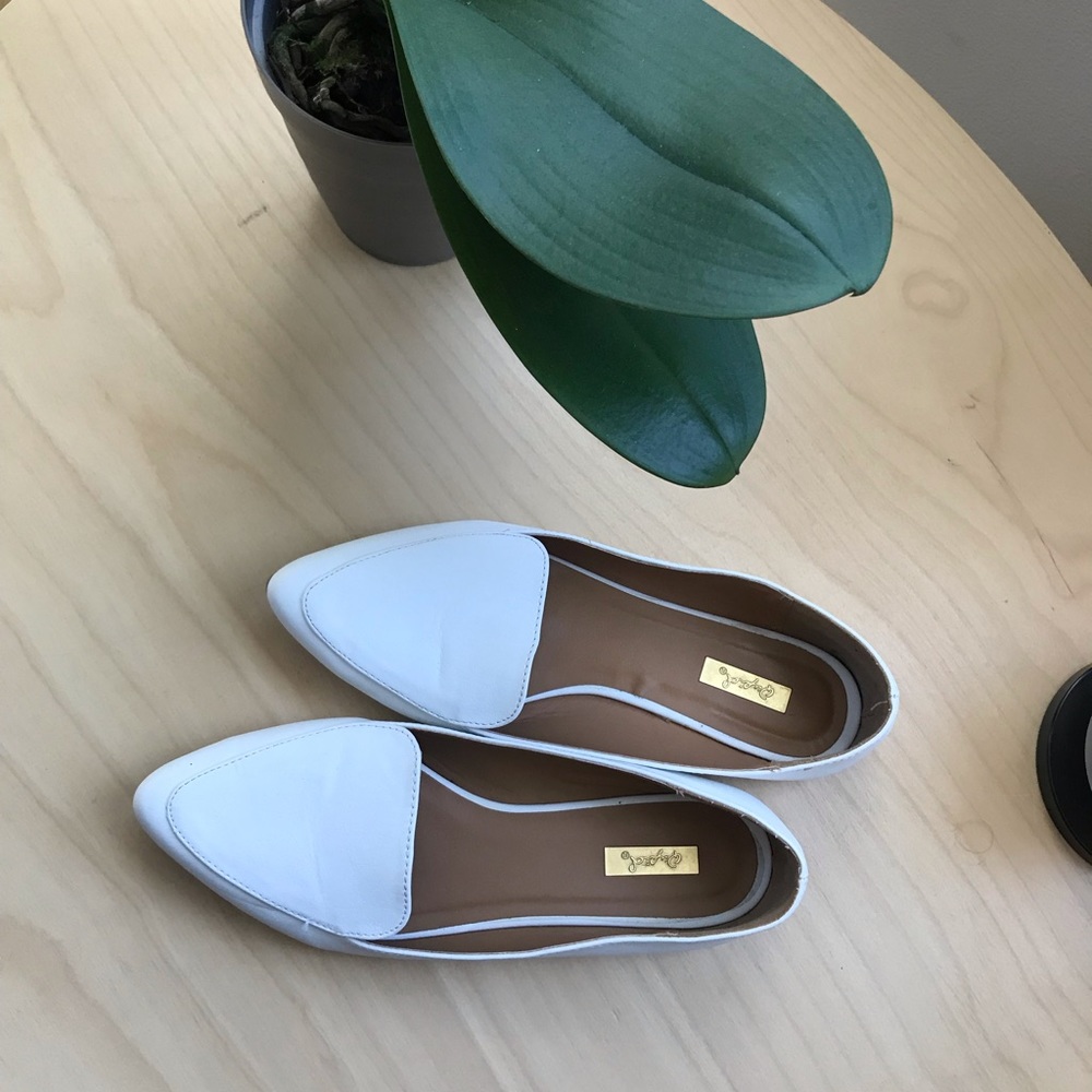White flats, Qupid, size 8